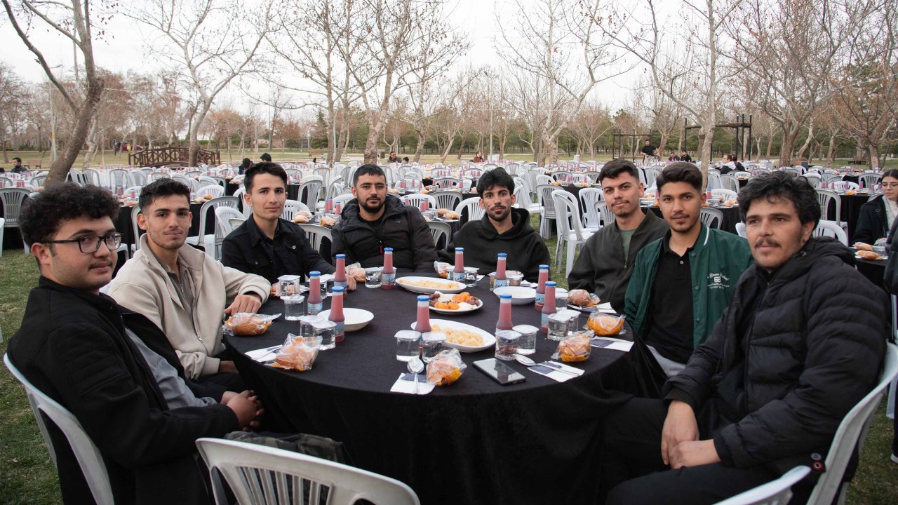 depremzede-ve-engelli-ogrenciler-icin-iftar-programi-duzenlendi-4.jpg