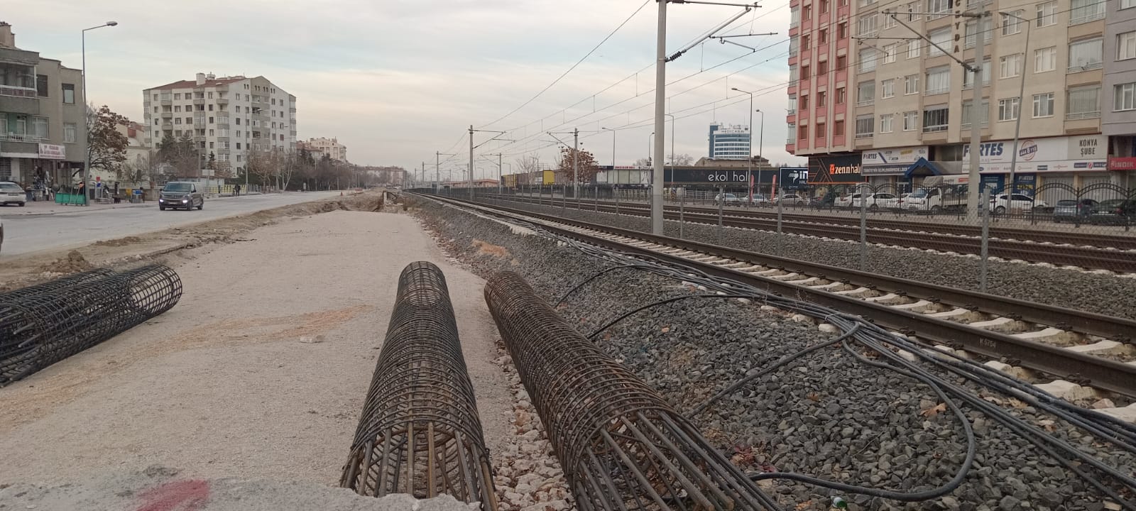 yer, gökyüzü, dış mekan, iz, yol, kulvar, kanal içeren bir resim Açıklama otomatik olarak oluşturuldu