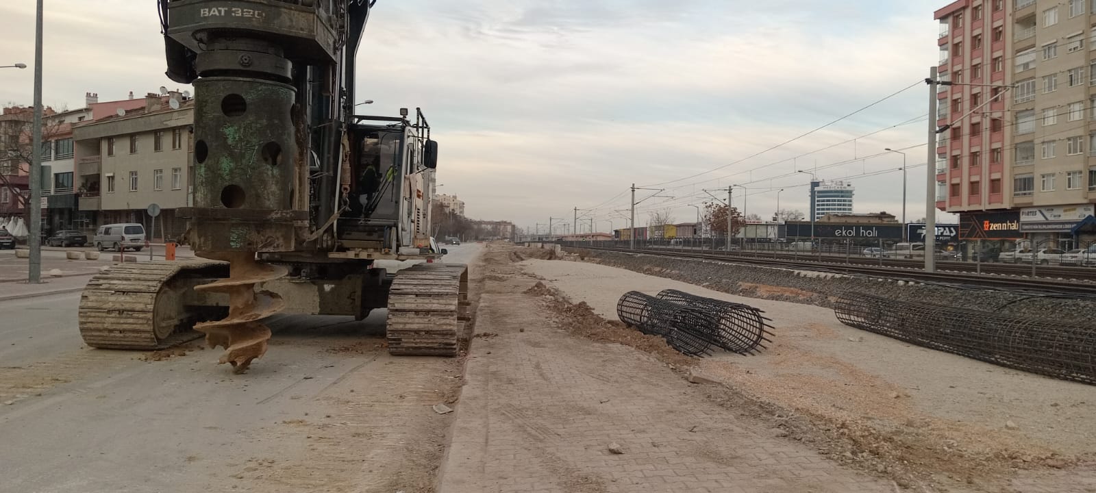gökyüzü, dış mekan, yer, tekerlek içeren bir resim Açıklama otomatik olarak oluşturuldu