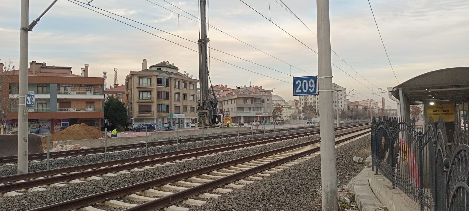 dış mekan, gökyüzü, trenyolu, iz, yol, kulvar, kanal içeren bir resim Açıklama otomatik olarak oluşturuldu