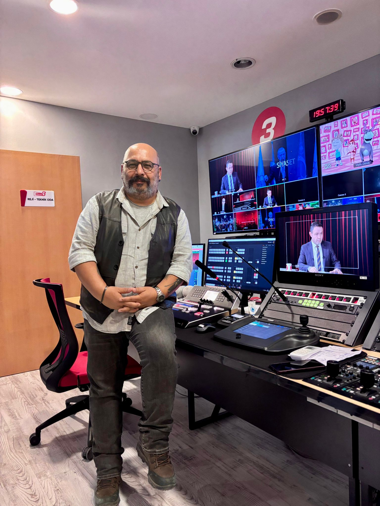 iç mekan, duvar, metin, giyim içeren bir resim Açıklama otomatik olarak oluşturuldu