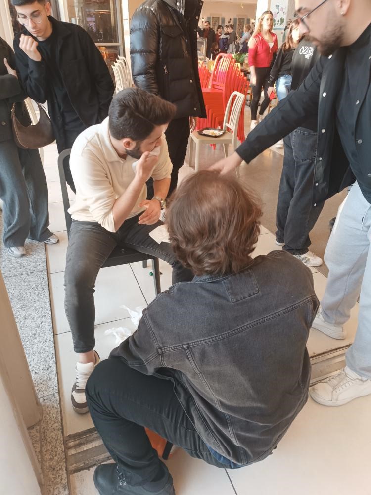 giyim, kişi, şahıs, blucin, ayakkabı içeren bir resim Açıklama otomatik olarak oluşturuldu