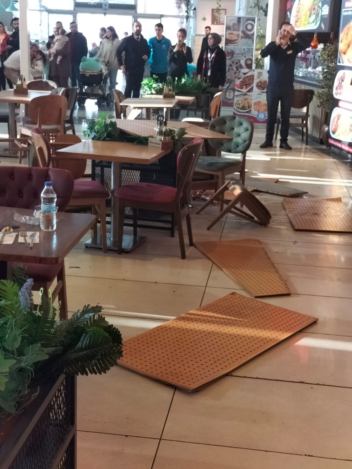 mobilya, zemin, sandalye, lokanta içeren bir resim Açıklama otomatik olarak oluşturuldu