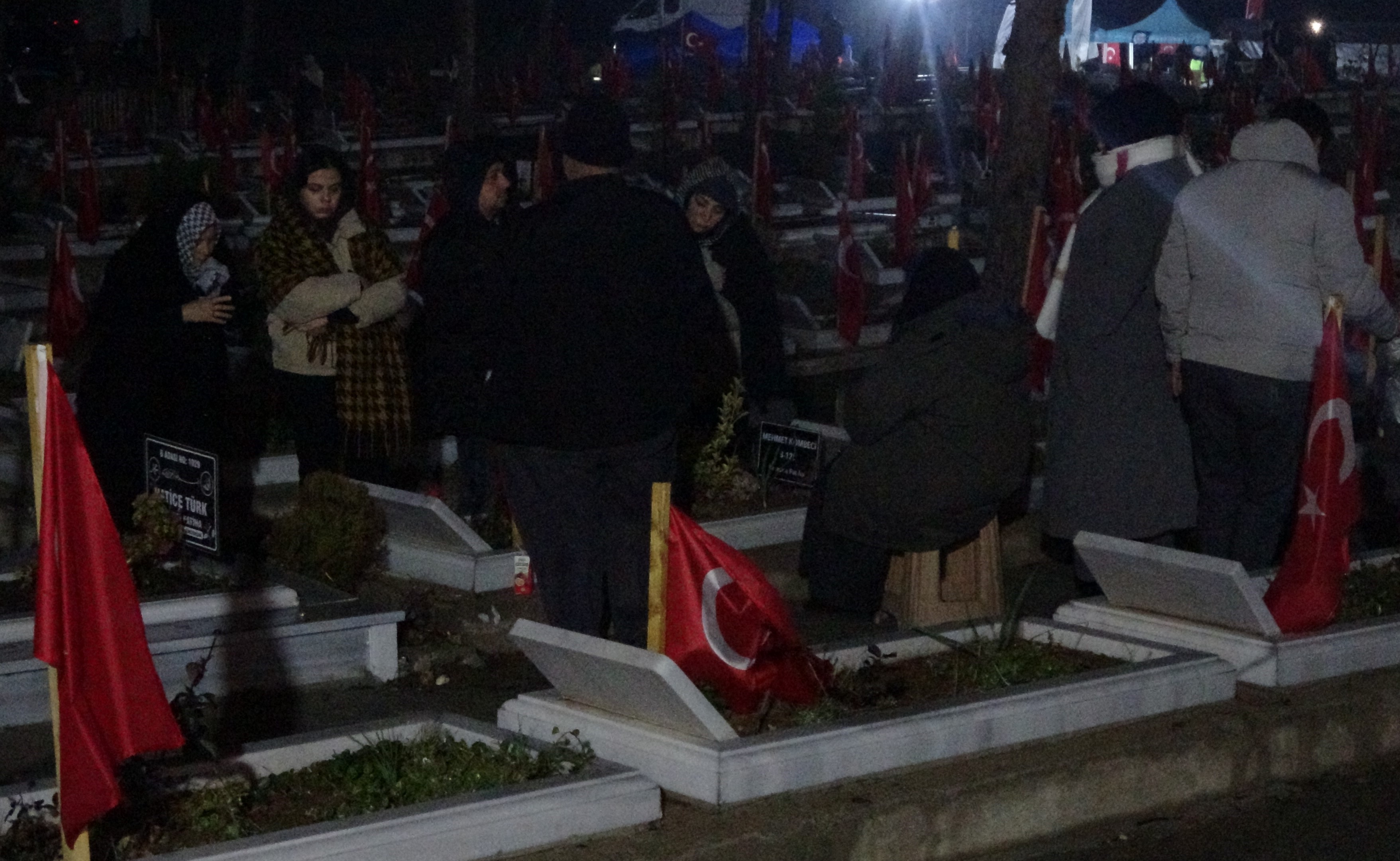 cenaze, dış mekan, giyim, mezar içeren bir resim Açıklama otomatik olarak oluşturuldu