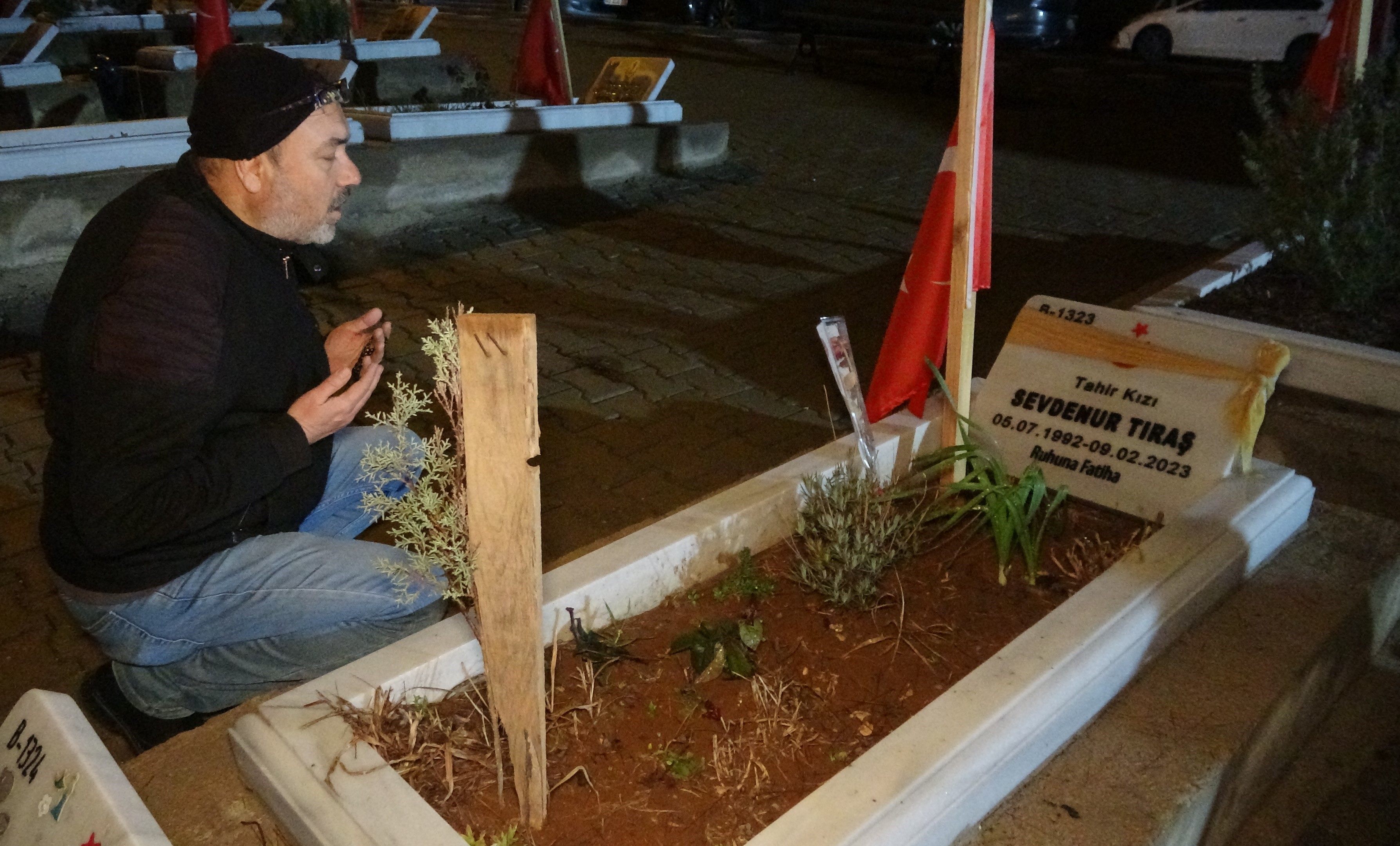 giyim, kişi, şahıs, cenaze, yer içeren bir resim Açıklama otomatik olarak oluşturuldu