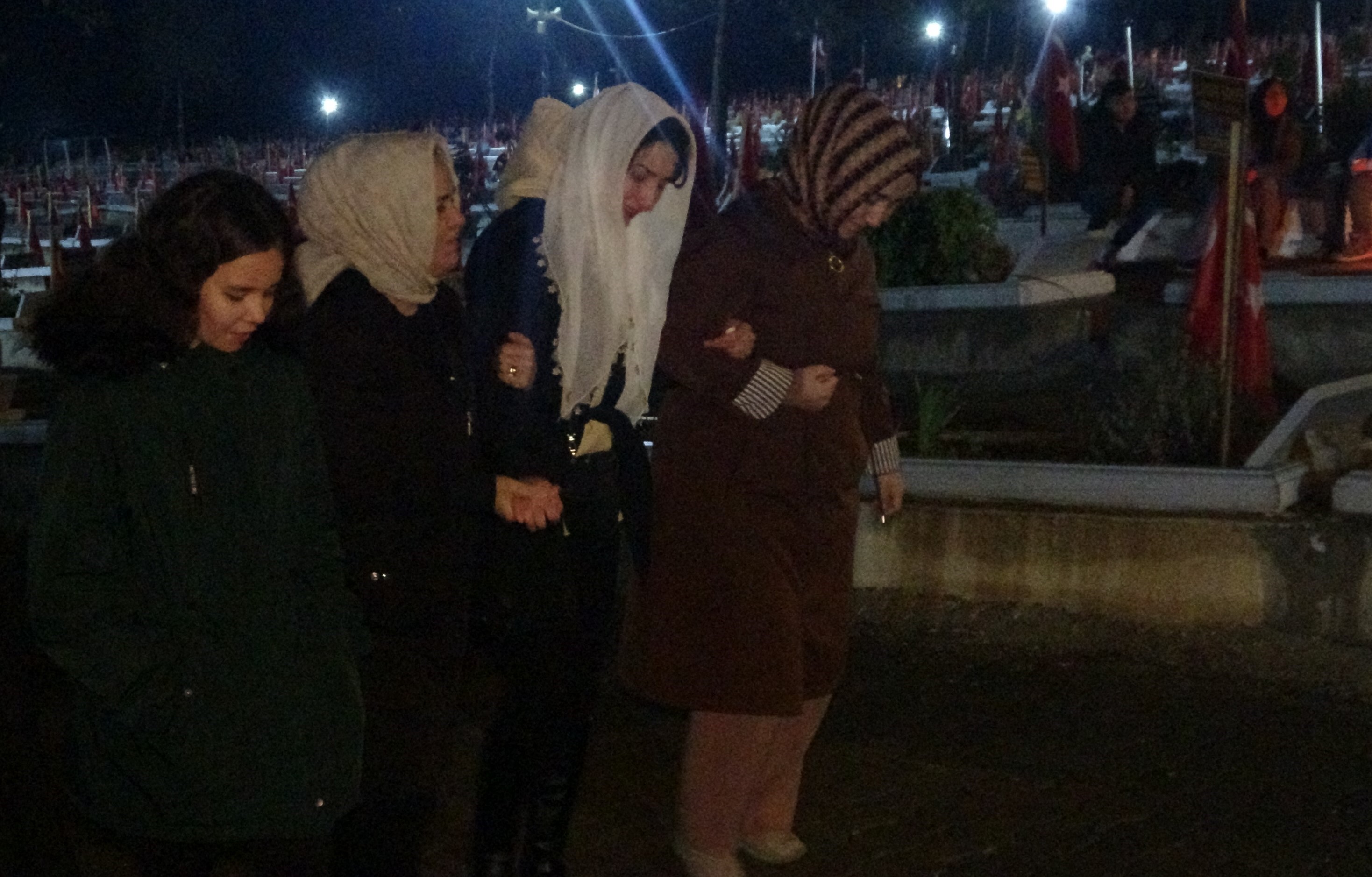 giyim, kişi, şahıs, insan yüzü, dış mekan içeren bir resim Açıklama otomatik olarak oluşturuldu