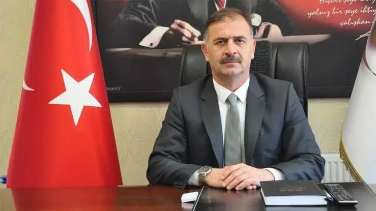 kişi, şahıs, giyim, insan yüzü, adam, insan içeren bir resim Açıklama otomatik olarak oluşturuldu