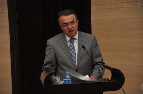 giyim, insan yüzü, kişi, şahıs, iş insanı içeren bir resim Açıklama otomatik olarak oluşturuldu