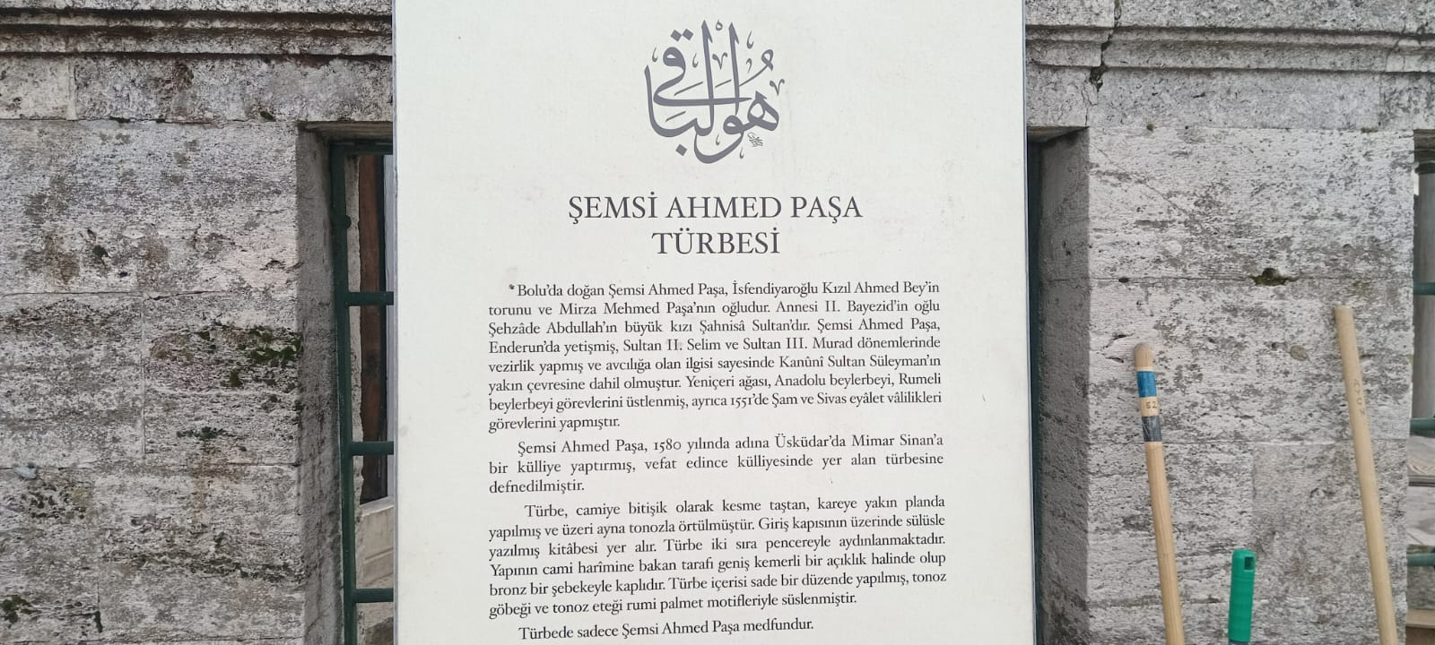 metin, el yazısı, bina, dış mekan içeren bir resim Yapay zeka tarafından oluşturulan içerik yanlış olabilir.