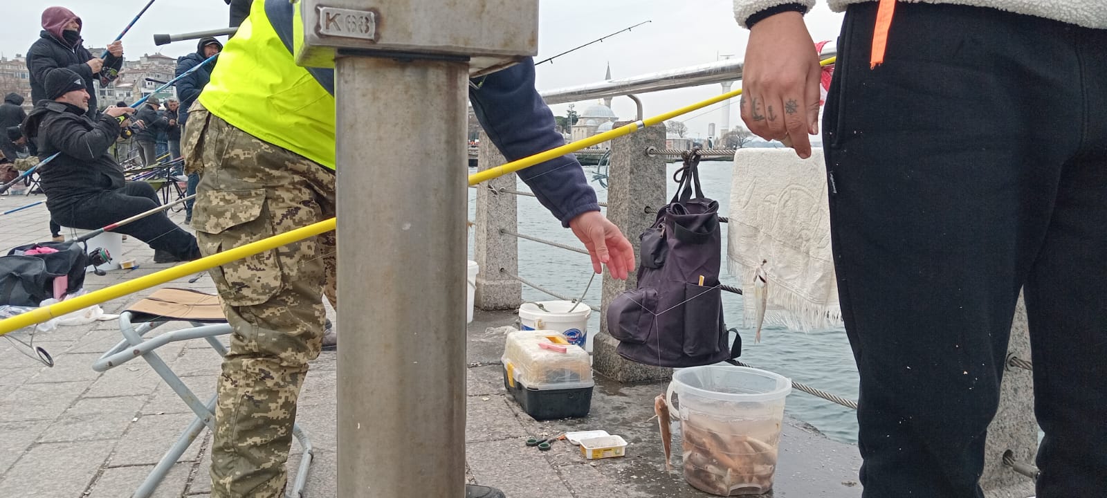 giyim, kişi, şahıs, dış mekan, adam, insan içeren bir resim Yapay zeka tarafından oluşturulan içerik yanlış olabilir.