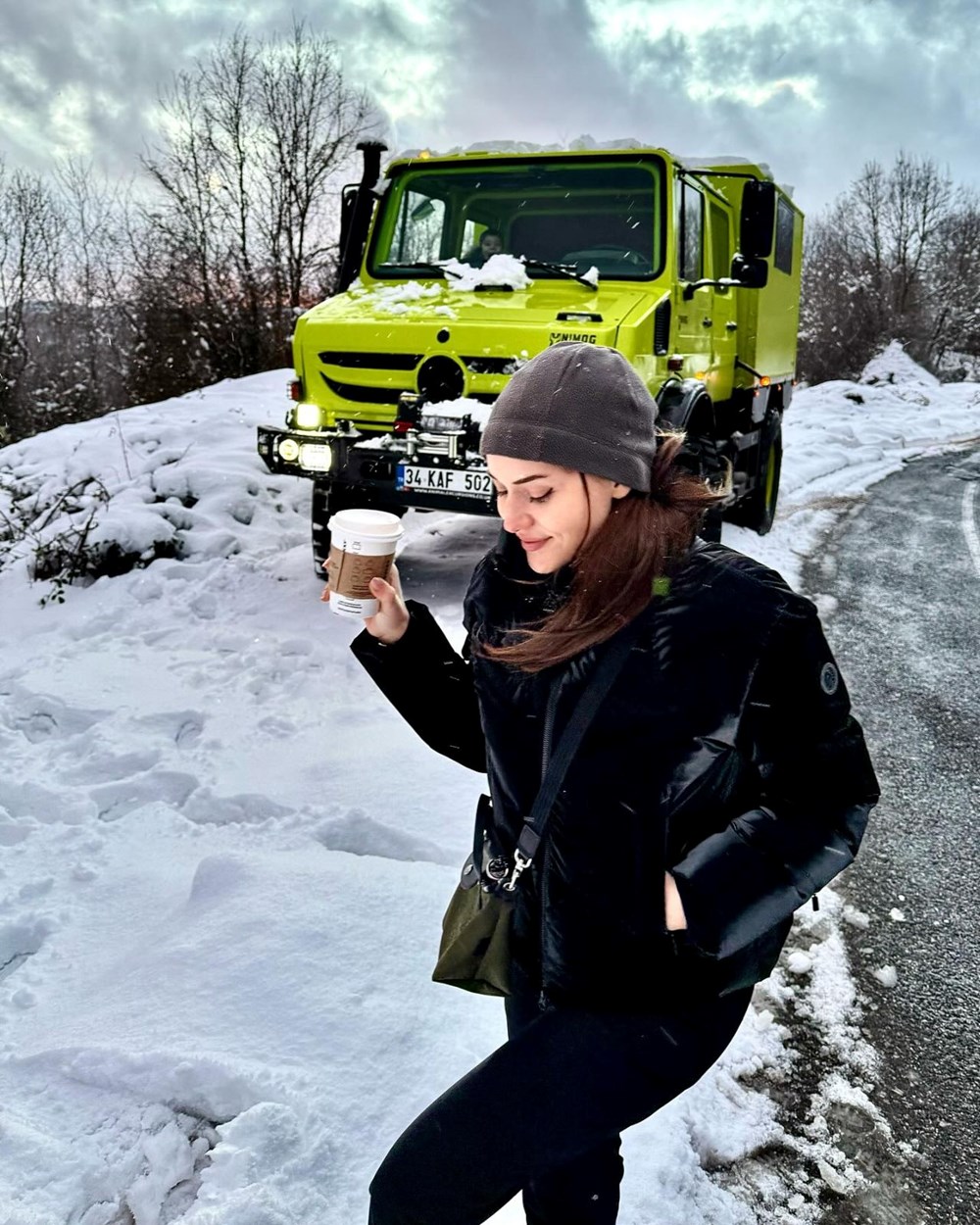 Fahriye Evcen lüks aracıyla şov yaptı - 6