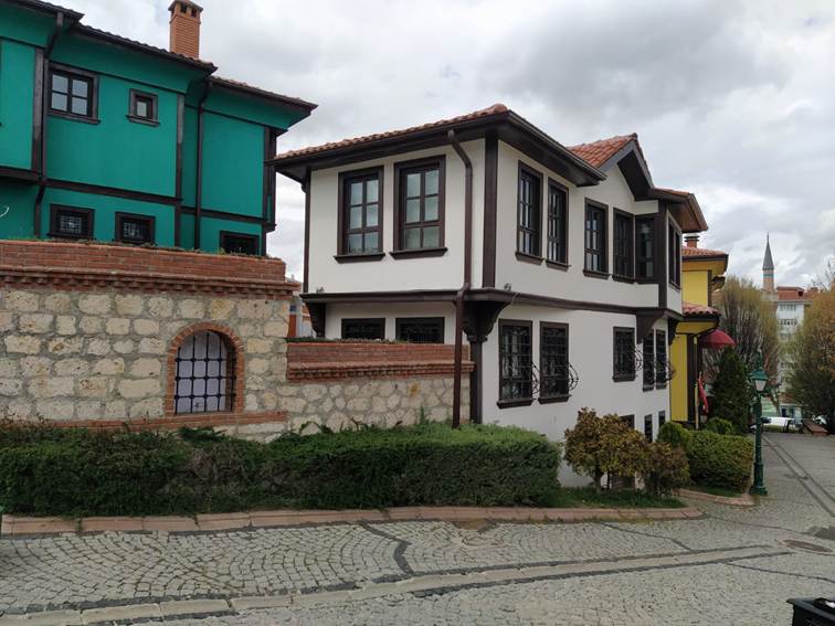 dış mekan, bina, pencere, bulut içeren bir resim Yapay zeka tarafından oluşturulan içerik yanlış olabilir.