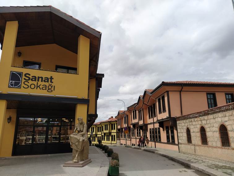 dış mekan, gökyüzü, bulut, bina içeren bir resim Yapay zeka tarafından oluşturulan içerik yanlış olabilir.