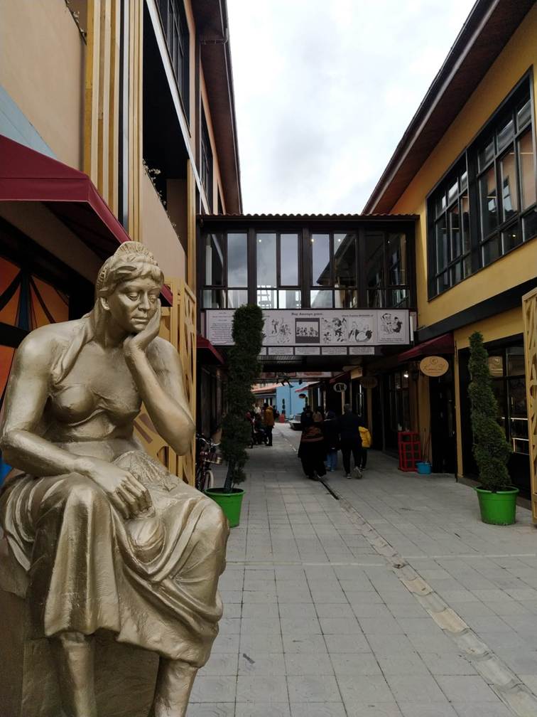 bina, dış mekan, heykel, gökyüzü içeren bir resim Yapay zeka tarafından oluşturulan içerik yanlış olabilir.
