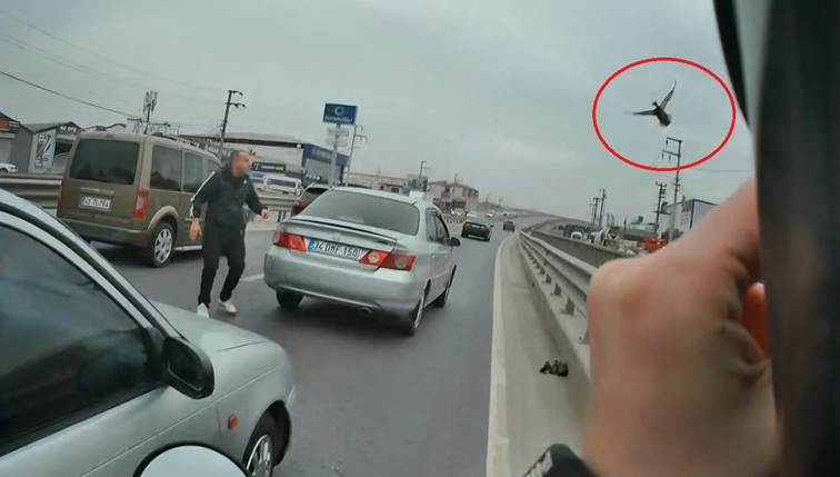 metin, kara taşıtı, dış mekan, gökyüzü içeren bir resim Yapay zeka tarafından oluşturulan içerik yanlış olabilir.