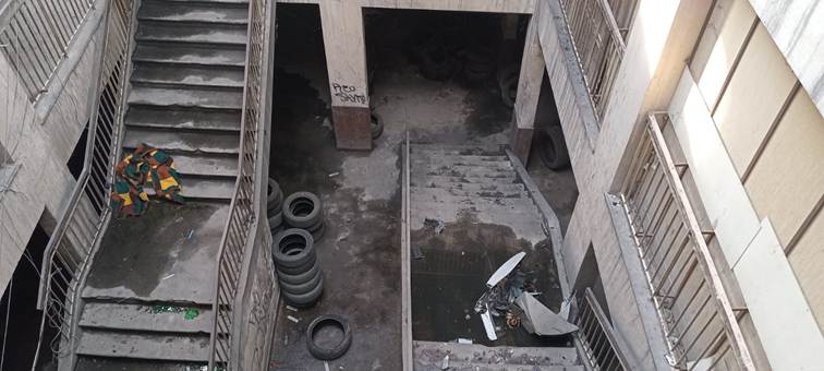 merdivenler, kompozit malzeme, beton, ev içeren bir resim Yapay zeka tarafından oluşturulan içerik yanlış olabilir.