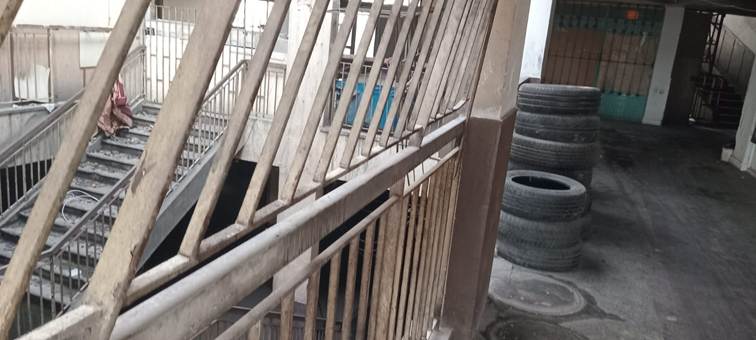 merdivenler, tırabzan, bina, çelik içeren bir resim Yapay zeka tarafından oluşturulan içerik yanlış olabilir.