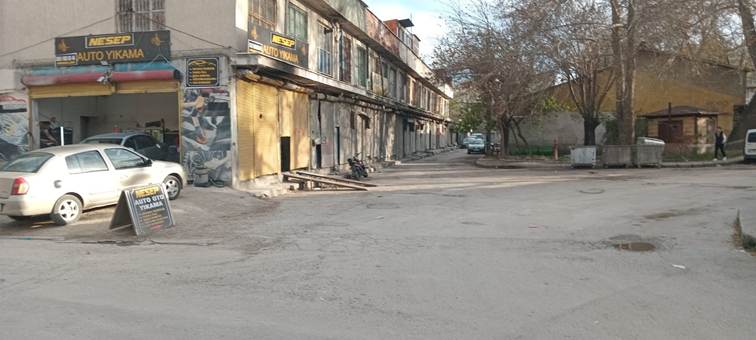 dış mekan, bina, araba, mahalle içeren bir resim Yapay zeka tarafından oluşturulan içerik yanlış olabilir.
