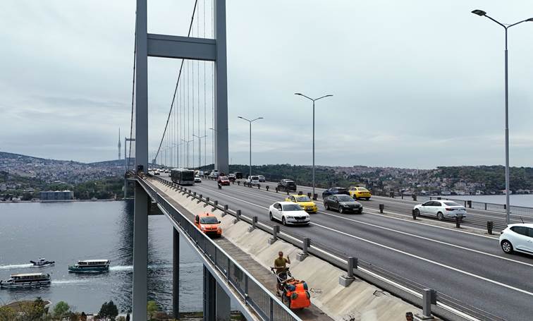 dış mekan, gökyüzü, metin, yol, karayolu içeren bir resim Yapay zeka tarafından oluşturulan içerik yanlış olabilir.