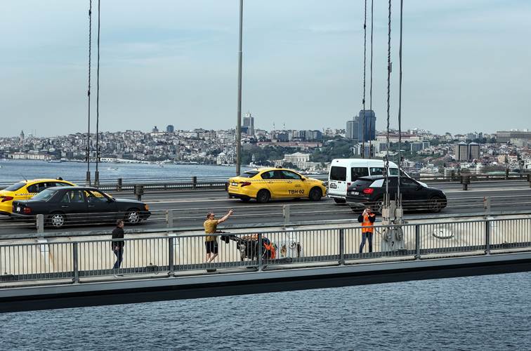 dış mekan, gökyüzü, araba, kara taşıtı içeren bir resim Yapay zeka tarafından oluşturulan içerik yanlış olabilir.
