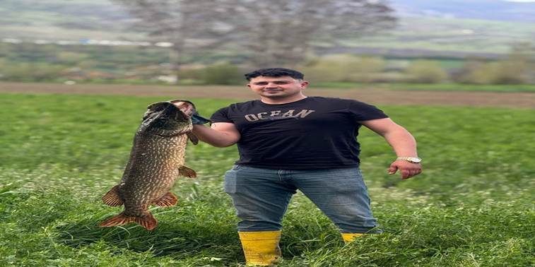 dış mekan, çim, balık, kişi, şahıs içeren bir resim Yapay zeka tarafından oluşturulan içerik yanlış olabilir.
