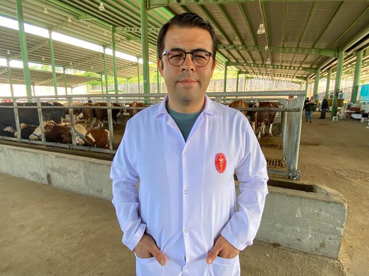 giyim, kişi, şahıs, insan yüzü, adam, insan içeren bir resim Yapay zeka tarafından oluşturulan içerik yanlış olabilir.