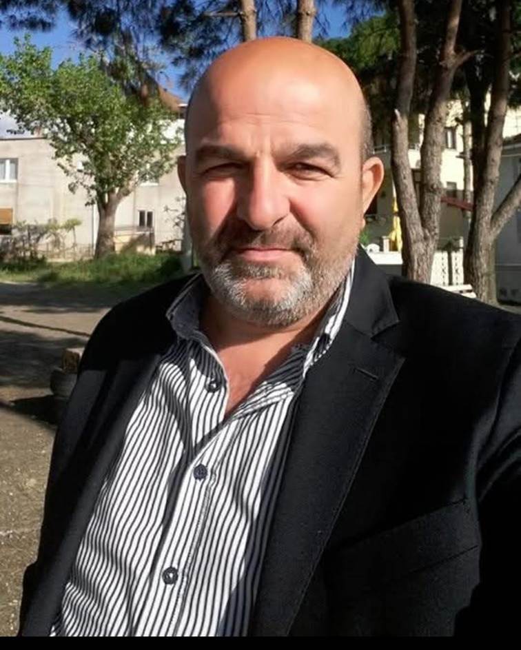 kişi, şahıs, insan yüzü, dış mekan, adam, insan içeren bir resim Yapay zeka tarafından oluşturulan içerik yanlış olabilir.