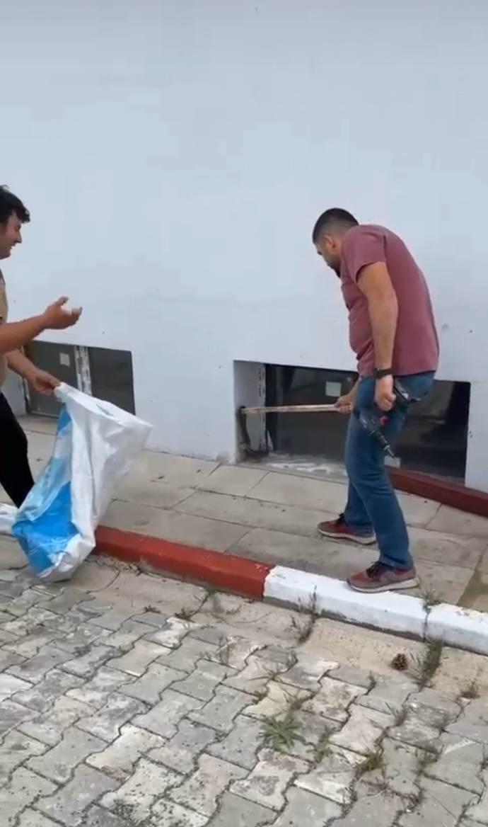 giyim, kişi, şahıs, ayakkabı, yer içeren bir resim Yapay zeka tarafından oluşturulan içerik yanlış olabilir.