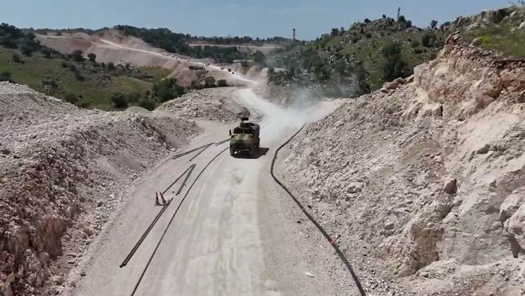 dış mekan, yer, iz, yol, kulvar, kanal, kara taşıtı içeren bir resim Yapay zeka tarafından oluşturulan içerik yanlış olabilir.