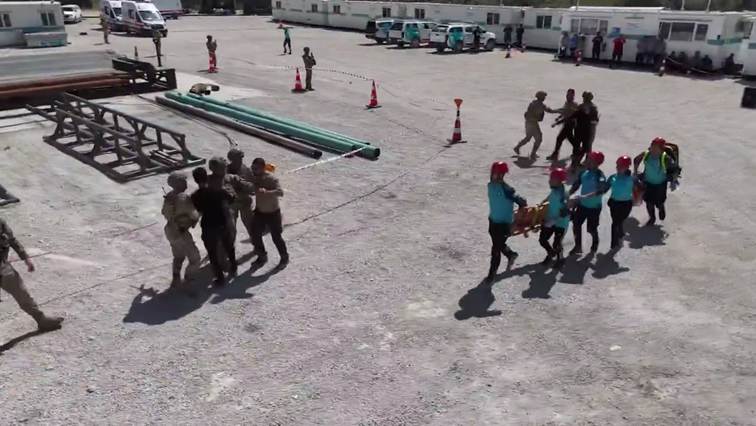 yer, dış mekan, insanlar, grup içeren bir resim Yapay zeka tarafından oluşturulan içerik yanlış olabilir.