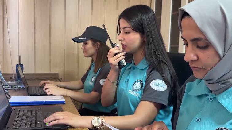 kişi, şahıs, insan yüzü, giyim, bilgisayar içeren bir resim Yapay zeka tarafından oluşturulan içerik yanlış olabilir.
