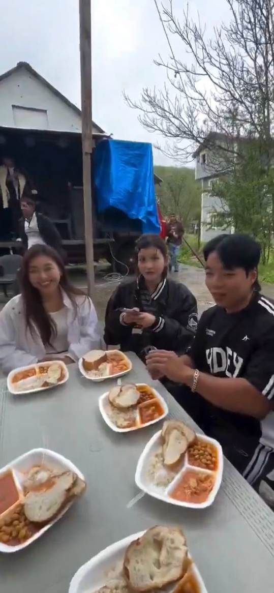 yemek, gıda, kişi, şahıs, yemek, masa içeren bir resim Yapay zeka tarafından oluşturulmuş içerik yanlış olabilir.