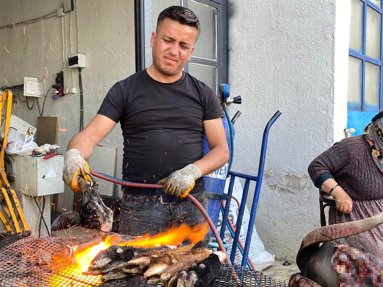 kişi, şahıs, giyim, ateş, yangın, pişirme, aşçılık içeren bir resim Yapay zeka tarafından oluşturulmuş içerik yanlış olabilir.