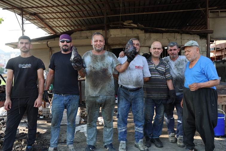 giyim, kişi, şahıs, blucin, ayakkabı içeren bir resim Yapay zeka tarafından oluşturulmuş içerik yanlış olabilir.