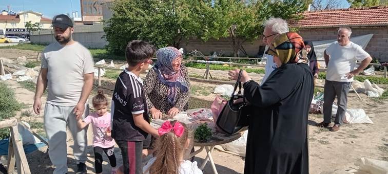 giyim, dış mekan, kişi, şahıs, kadın içeren bir resim Yapay zeka tarafından oluşturulmuş içerik yanlış olabilir.